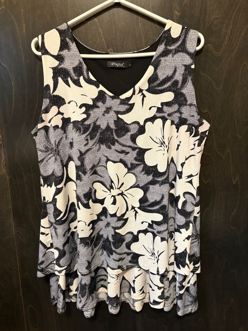 Women's Black & White Floral Sleeveless V-Neck Top